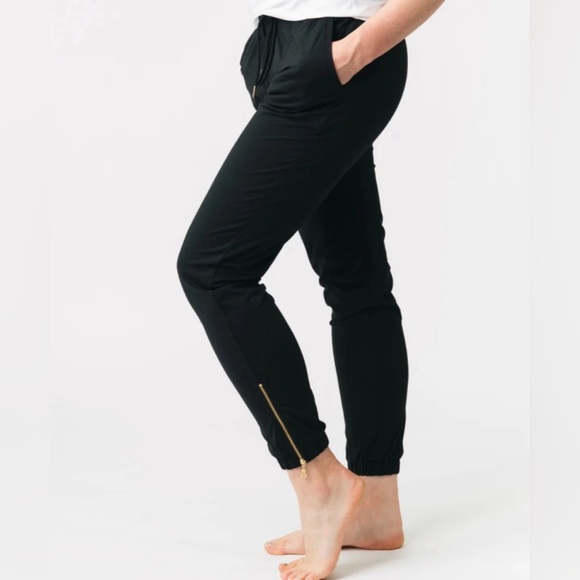 ZYIA Pants - ZYIA Everywhere Zip Ankle Joggers In Black W/gold zippers Size Medium Women’s